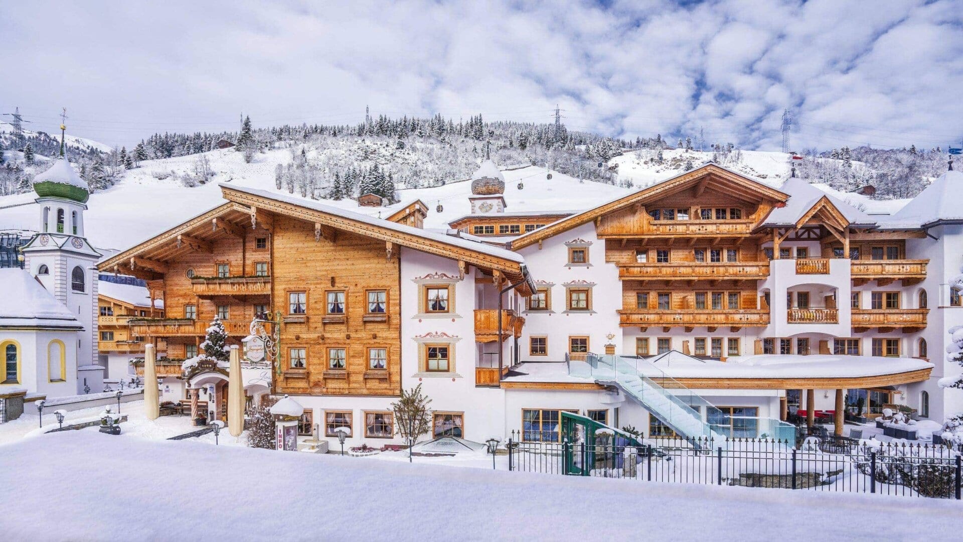 gaspingerhof-aussenansicht-winter-hotel